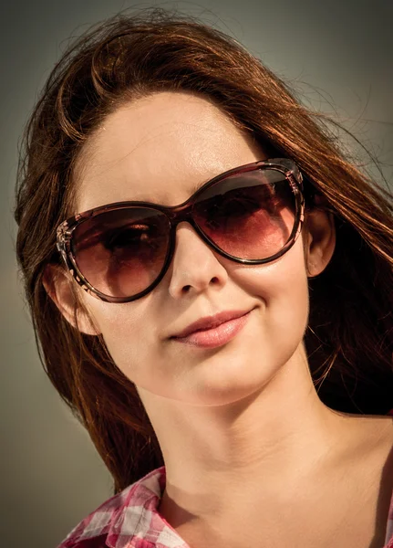 Chica con gafas de sol —  Fotos de Stock