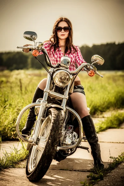 Biker flicka sitter på motorcykel — Stockfoto