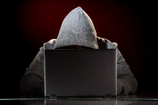 Хакер с ноутбуком — стоковое фото