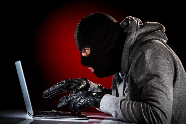 Hacker met laptop — Stockfoto