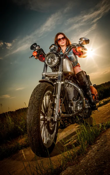 Chica motociclista sentada en motocicleta —  Fotos de Stock