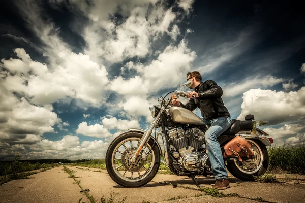 Motociclista en la carretera —  Fotos de Stock