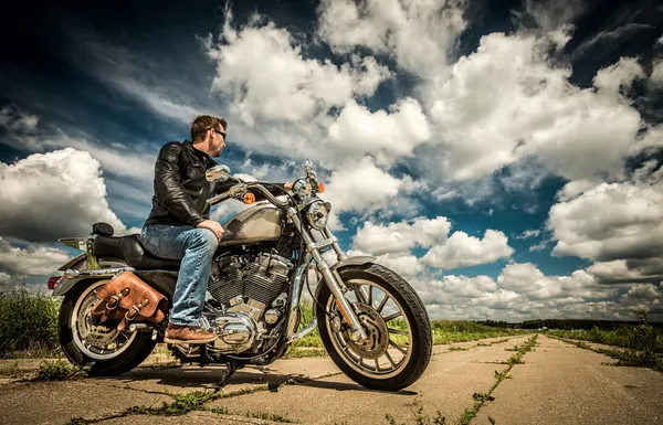 Motociclista en la carretera — Foto de Stock