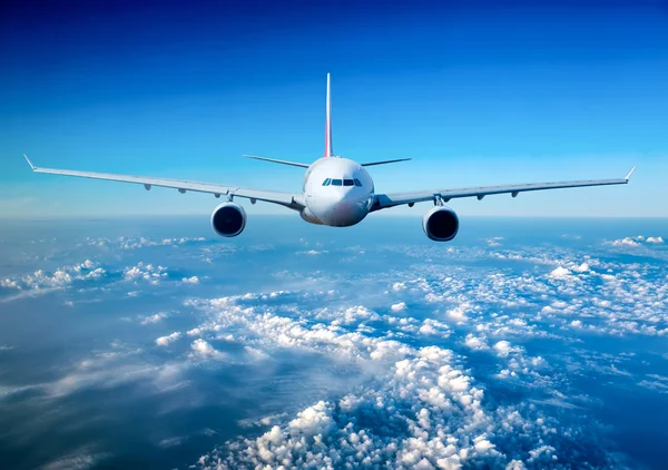 Avião de passageiros no céu — Fotografia de Stock