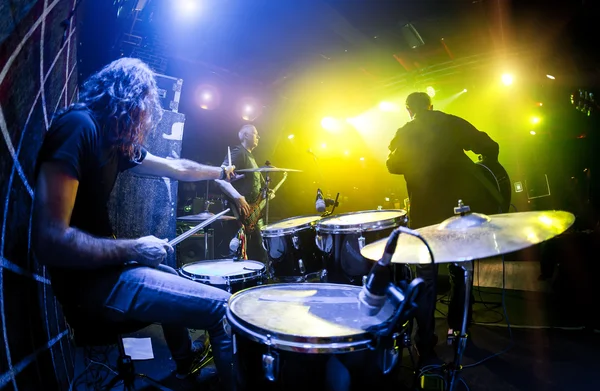 Músicos tocan en el escenario — Foto de Stock