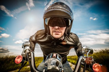 yolda yarış motorcu