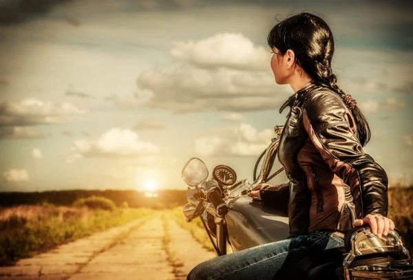 Menina motociclista em uma motocicleta — Fotografia de Stock