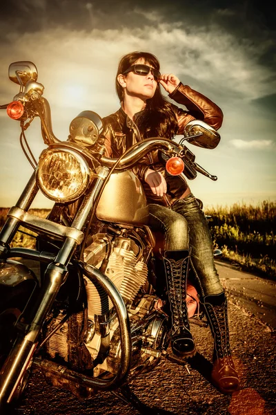 Motociclista chica en una motocicleta — Foto de Stock