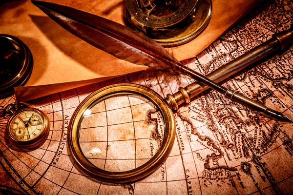 Vintage magnifying glass lies on an ancient world map — Stock Photo, Image