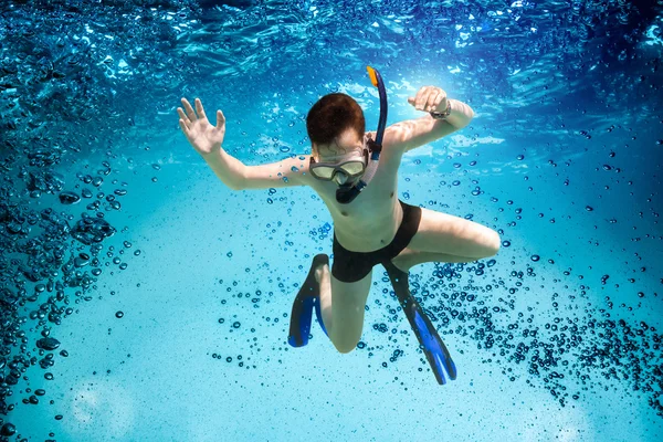 Adolescente in maschera e fare snorkeling nuotare sott'acqua . — Foto Stock