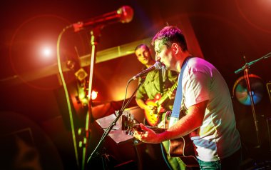 sahnede bando gerçekleştirir