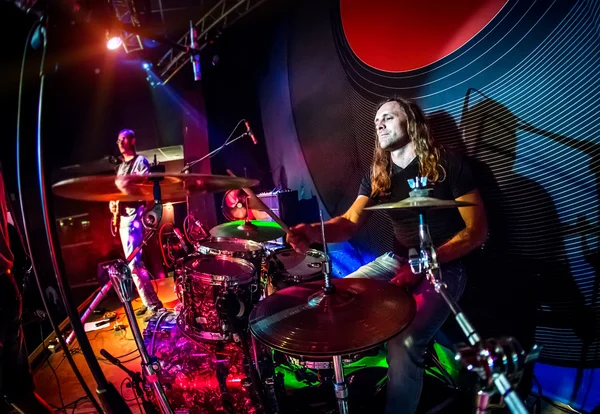 Bespelen van drums — Stockfoto