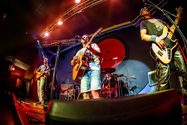 La banda actúa en el escenario — Foto de Stock