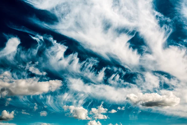 Blauer Himmel mit Wolken — Stockfoto