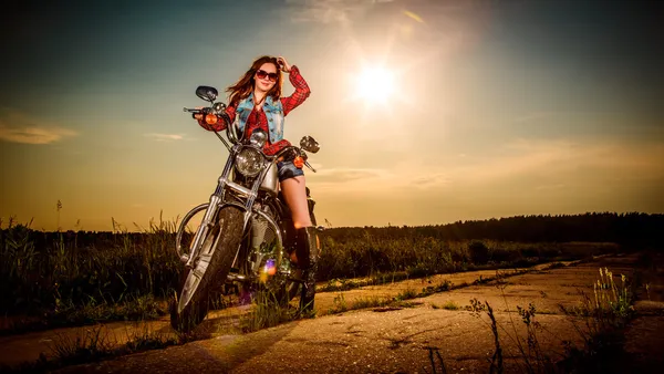 Menina motociclista sentado na motocicleta — Fotografia de Stock