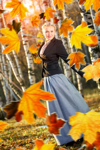 Kvinna och höstlöv i parken. — Stockfoto