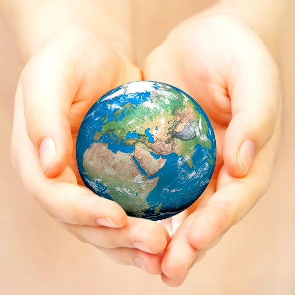 Hand van de persoon houdt globe. — Stockfoto