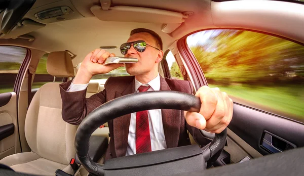 Betrunkener fährt Auto. — Stockfoto