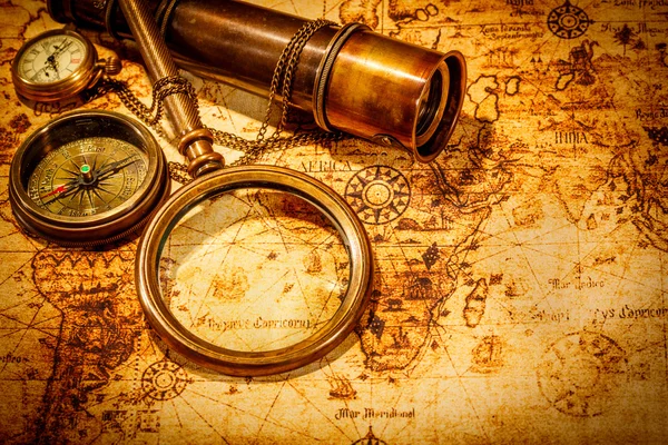 Loupe vintage se trouve sur une carte du monde antique — Photo