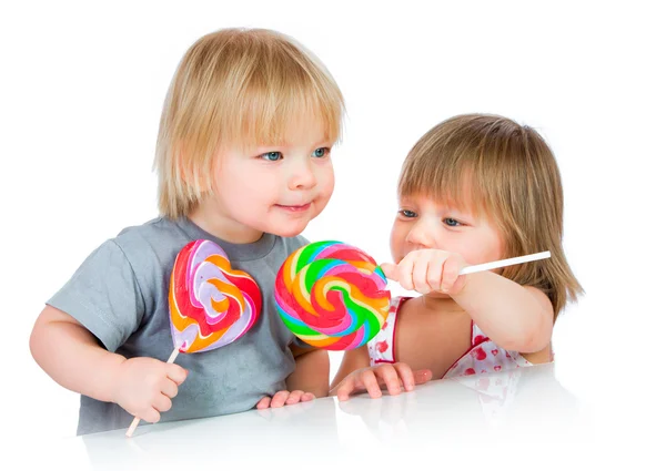 Bebés comiendo una piruleta pegajosa —  Fotos de Stock