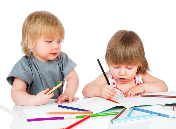 Дети рисуют карандаши — стоковое фото