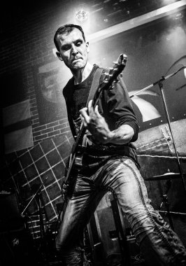 müzisyen bir gitar çalar