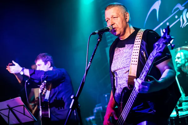 Band performs on stage — Stock Photo, Image