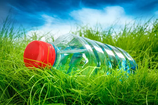 Botella de agua en la hierba . —  Fotos de Stock