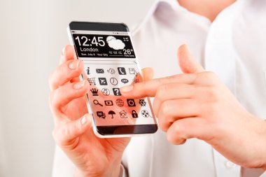 insan elinde şeffaf ekranlı akıllı telefon.