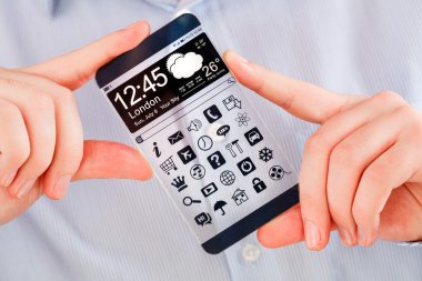 insan elinde şeffaf ekranlı akıllı telefon.