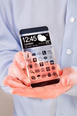 insan elinde şeffaf ekranlı akıllı telefon.