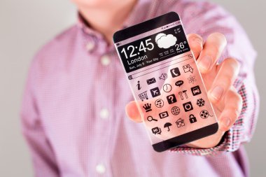 insan elinde şeffaf ekranlı akıllı telefon.