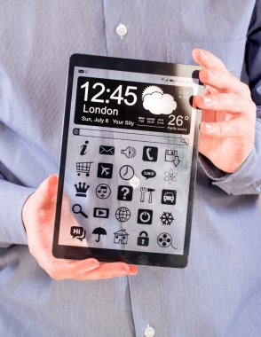 insan elinde şeffaf ekranlı tablet.