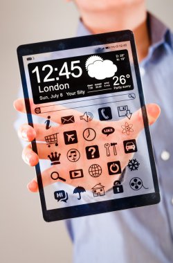 insan elinde şeffaf ekranlı tablet.