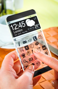 insan elinde şeffaf ekranlı akıllı telefon.