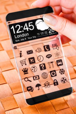 insan elinde şeffaf ekranlı akıllı telefon.