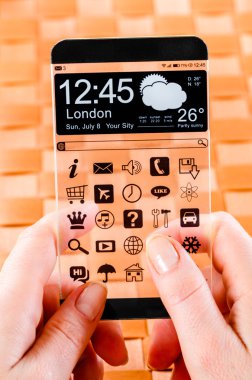 insan elinde şeffaf ekranlı akıllı telefon.