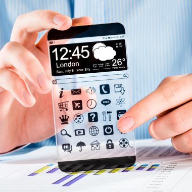 insan elinde şeffaf ekranlı akıllı telefon.