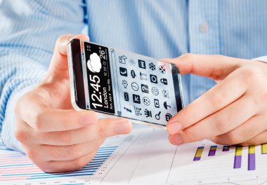 insan elinde şeffaf ekranlı akıllı telefon.