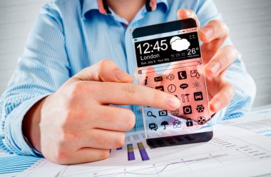 insan elinde şeffaf ekranlı akıllı telefon.