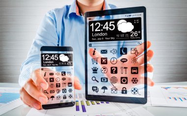 Smartphone ve insan elinin şeffaf ekranlı tablet.