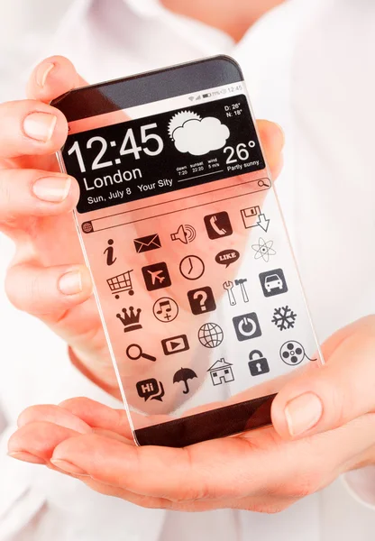 Смартфон с прозрачным экраном в руках человека . — стоковое фото