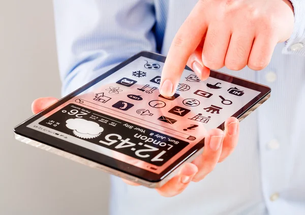 Tablet met transparante scherm in menselijke handen. — Stockfoto