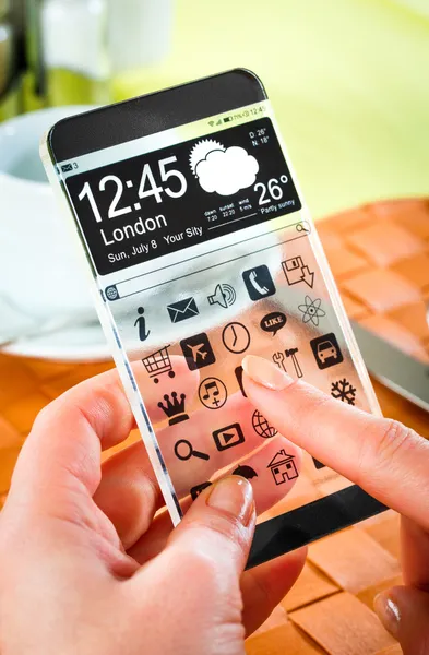 Smartphone avec écran transparent dans les mains humaines . — Photo