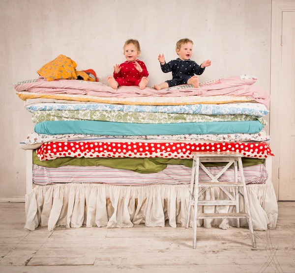 Kinder auf dem Bett - Prinzessin und Erbse. — Stockfoto