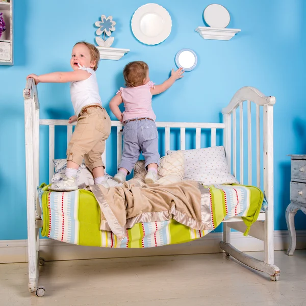 Kinderen op het bed — Stockfoto