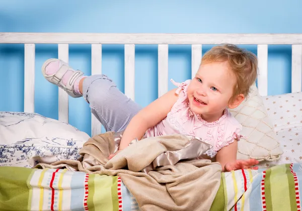 침대에 누워 있는 아기 — 스톡 사진