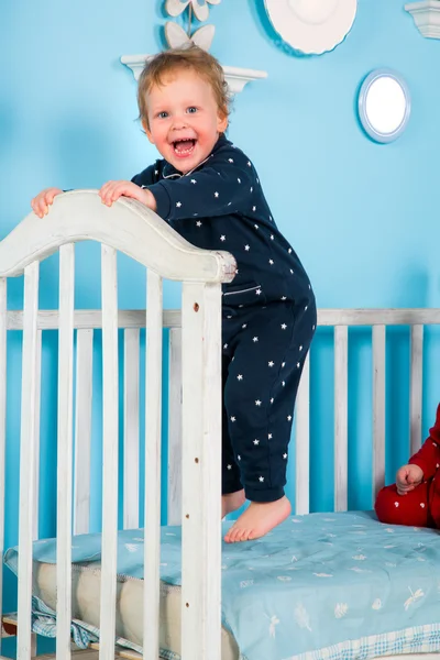 Baby op het bed — Stockfoto