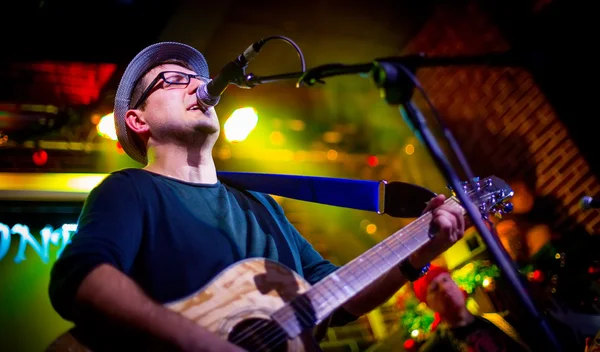 Musiker spielt Gitarre — Stockfoto