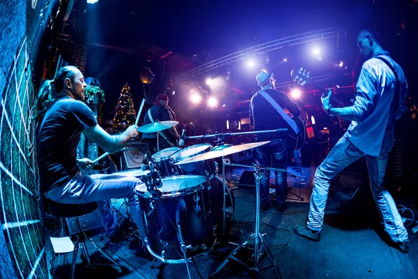 Band performs on stage — Stock Photo, Image